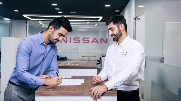 dos hombre en una oficina nissan